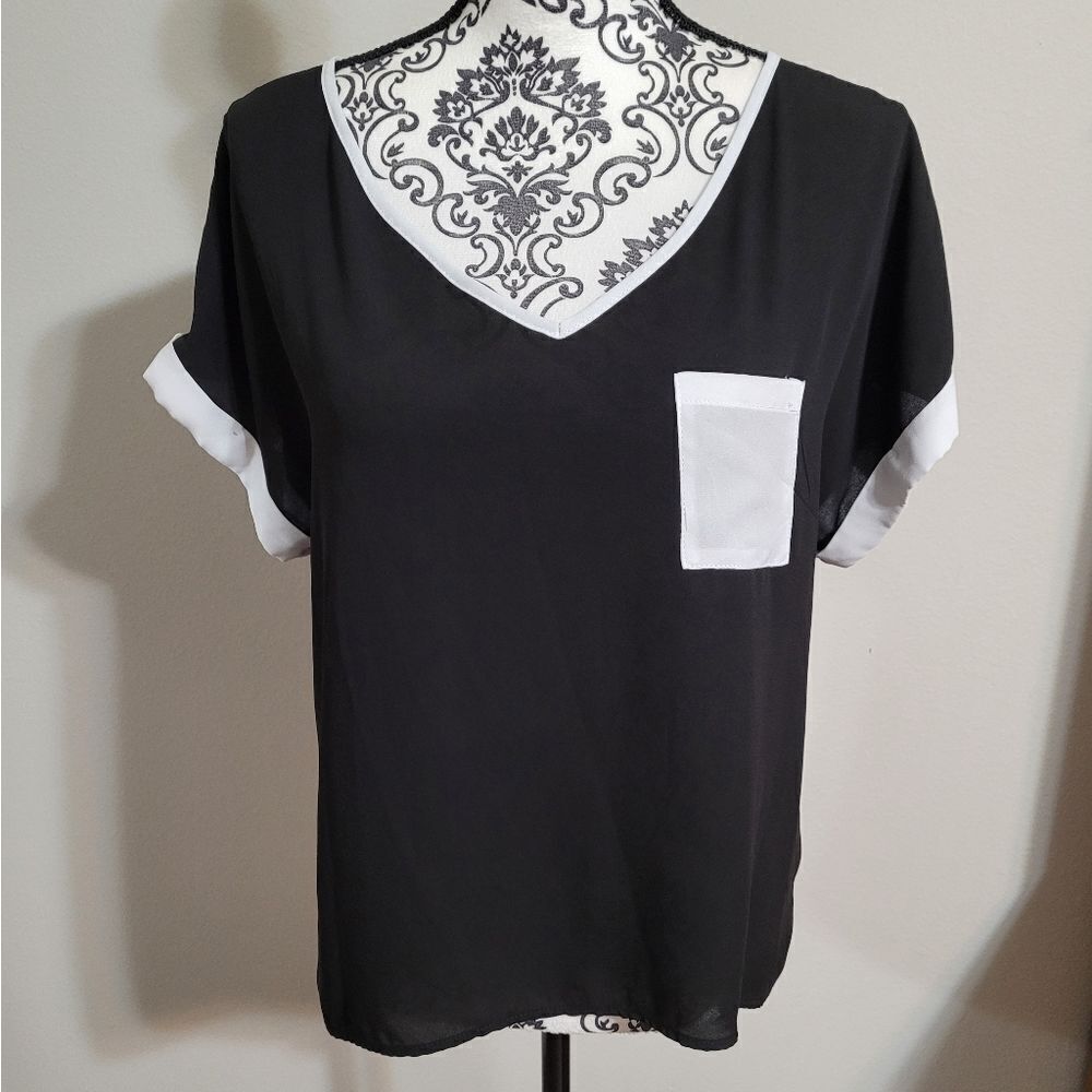 Lily White‎ woman's large black and white contrast top